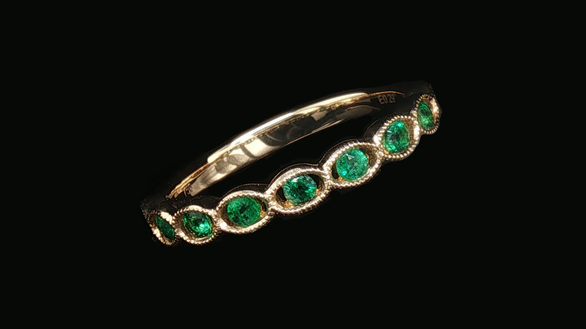 18K Yellow Gold Round Emerald Stackable Ring with Milgrain Bezels